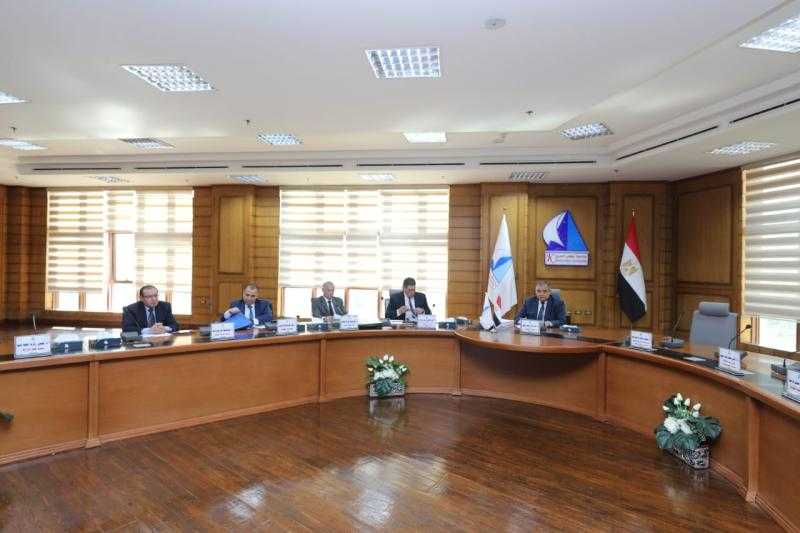 رئيس جامعة كفر الشيخ يترأس لجنة اختيار عميد كلية الصيدلة بالجامعة