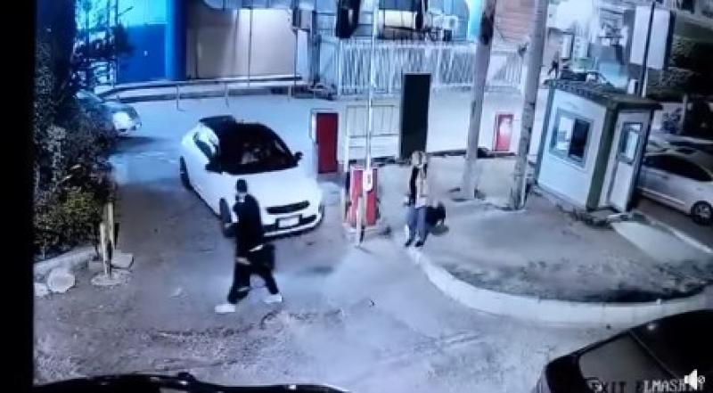 سيارة تدهس شخصا ونجله داخل مول جرين بلازا بالإسكندريةl صور