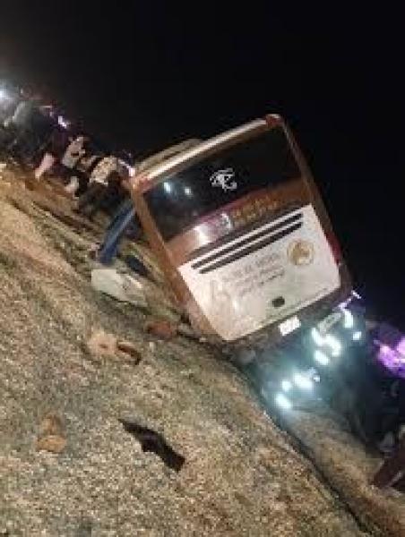 مصرع وإصابة 30 شخصا في انقلاب ميني باص على طريق الواحات