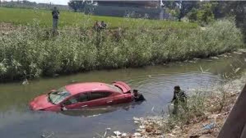 سقوط سيارة فى الترعة 