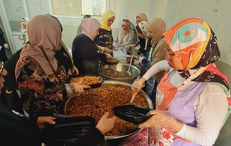 توزيع وجبات ساخنة في عدد من المحافظات
