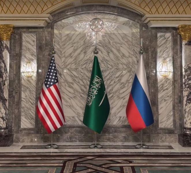 أعلام السعودية وأمريكا وروسيا