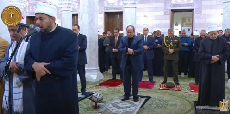 الرئيس السيسي يؤدي صلاة الفجر