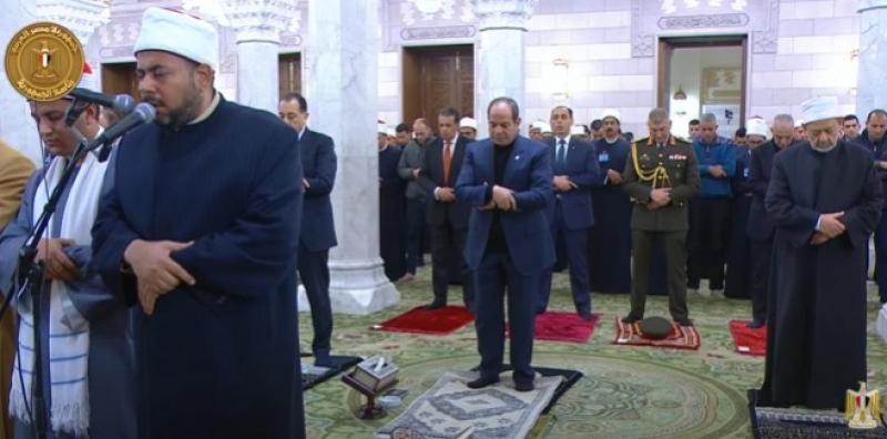 السيسي يؤدي صلاة الفجر بمسجد السيدة نفيسة ويفتتحه عقب تطويره.. «فيديو»