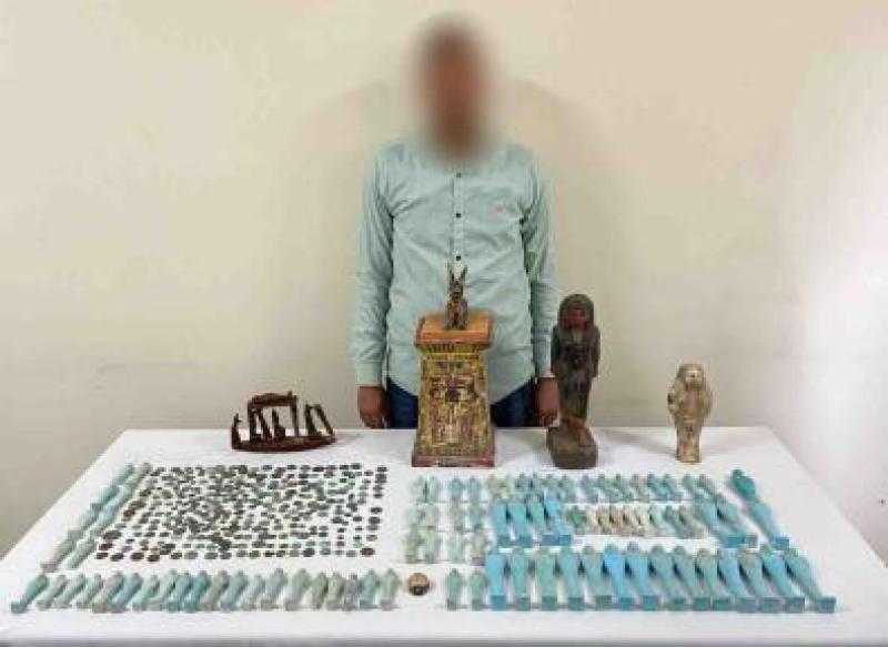 ضبط 390 قطعة أثرية بحوزة مندوب مبيعات في أسيوط