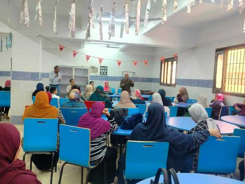 المجلس القومي للسكان بأسيوط ينظم ندوة توعوية تثقيفية بمدرسة الأمل بالأربعين عن المشكلة السكانية والموروثات الإجتماعية