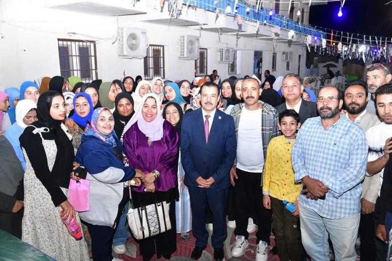 رئيس جامعة الوادي الجديد يشارك في حفل الإفطار الجماعي للطلاب والعاملين بالمدن الجامعية