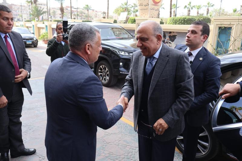 جانب من زيارة وزير الكهرباء