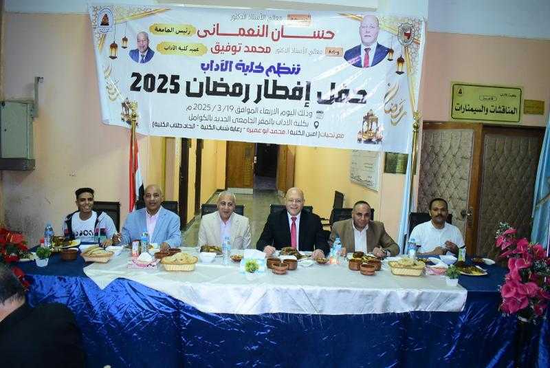 رئيس جامعة سوهاج يشارك الإفطار الرمضاني الجماعي مع أسرة كلية الآداب