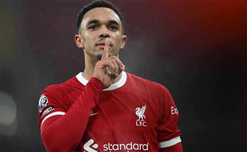 أرنولد يثير الجدل بعد محادثة مع مالك ليفربول خلال احتفالات الدوري الإنجليزي