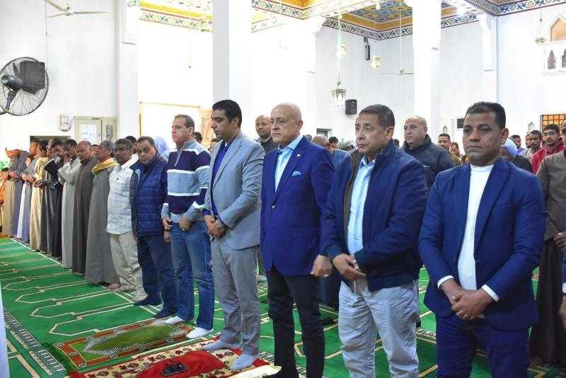 محافظ الأقصر يؤدي صلاة الجمعة وسط أهالي الحمزية