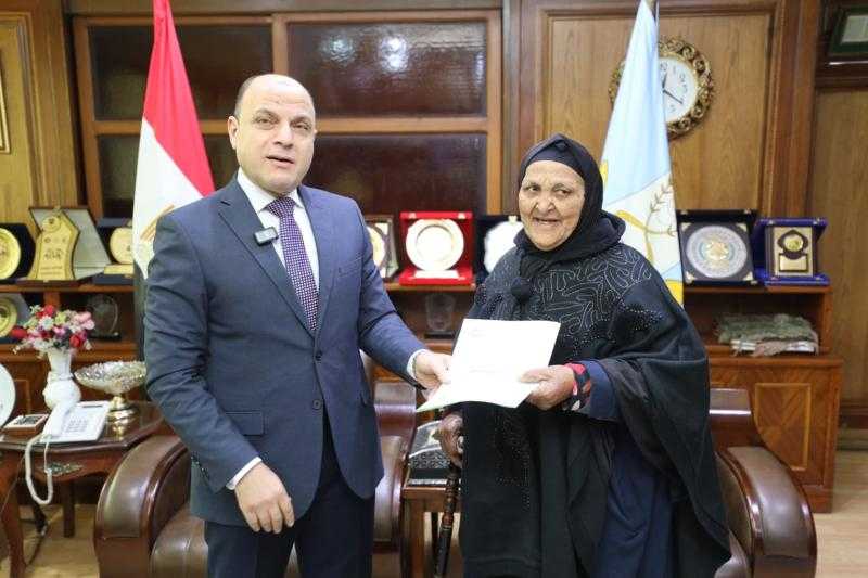 محافظ كفرالشيخ يُسلّم 8 عقود تقنين أراضي أملاك دولة للمستفيدين من المواطنين