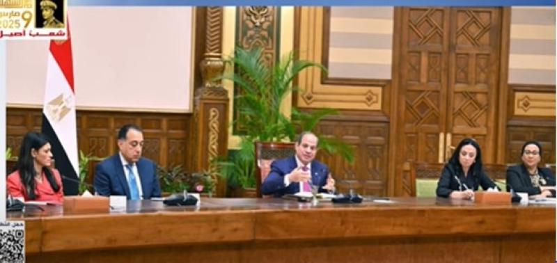 السيسي: الأم المصرية هي الحاضنة لهوية الوطن وتراثه الثقافى