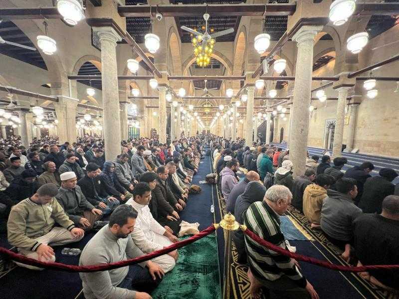 يرفعون أكف الضراعة يرجون رحمته.. الجامع الأزهر كامل العدد بالمصلين في الثلث الأخير من شهر رمضان
