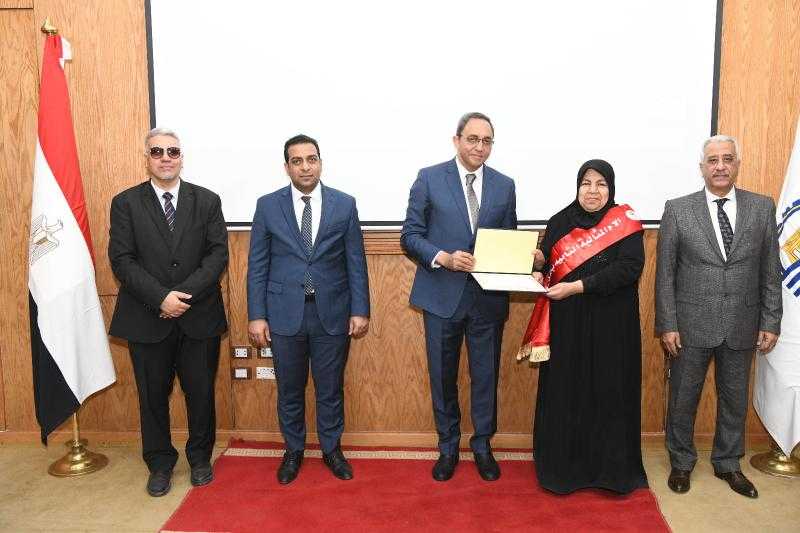 محافظ قنا يكرّم الأمهات المثاليات ويؤكد أنهن نماذج مشرّفة تضيء طريق الأجيال
