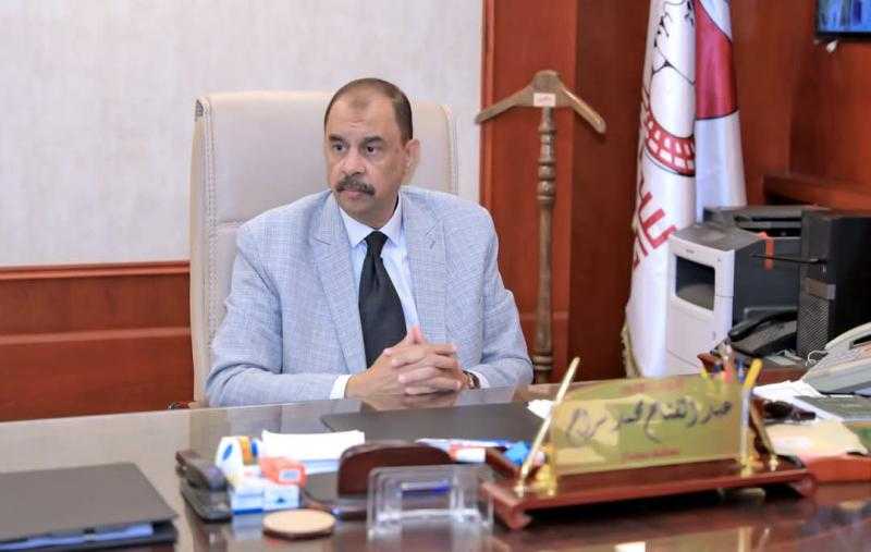 محافظ سوهاج يتابع تداعيات حادث انقلاب سيارة ميكروباص وإصابة مصريين وسودانيين