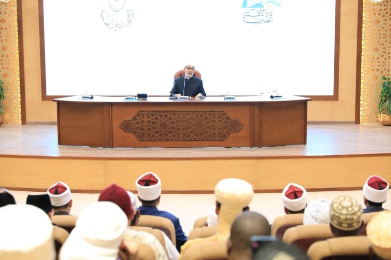 المفتي يستقبل وفدًا من أئمة سبع دول في ختام تدريبهم بأكاديمية الأزهر العالمية للتدريب