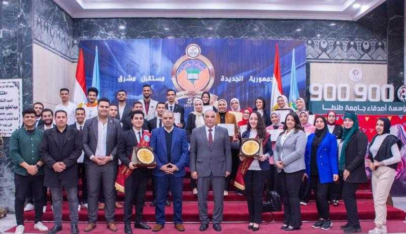 الدكتور محمد حسين يكرم الطلاب المثاليين على مستوى جامعة طنطا وكلياتها