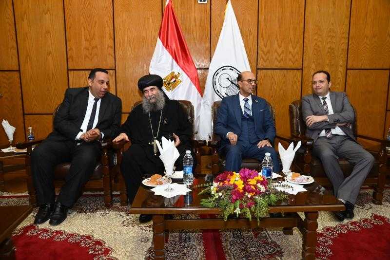 رئيس جامعة أسيوط يستقبل وفدًا من قيادات الكنائس للتهنئة بعيد الفطر المبارك