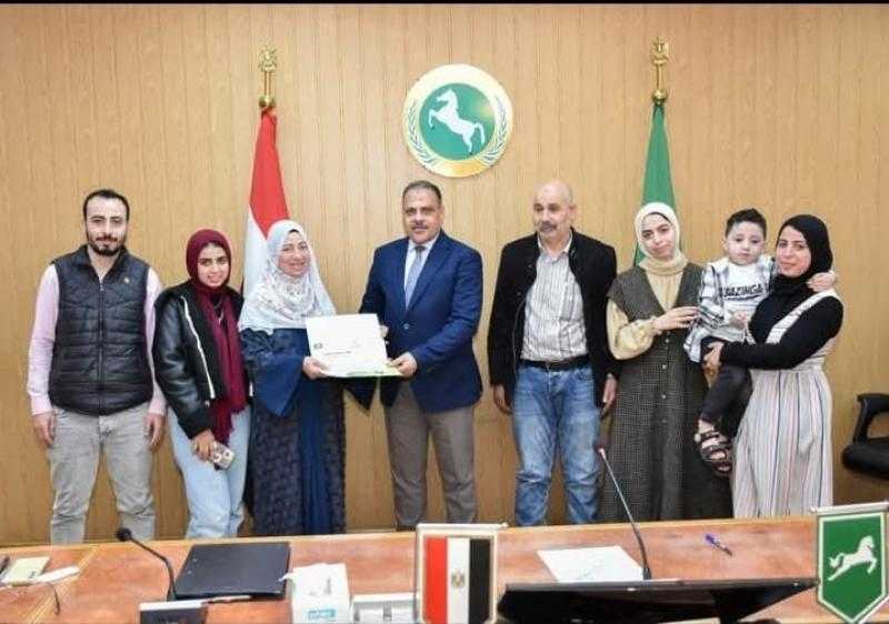 محافظ الشرقية يُكرم الفائزين في مسابقة الأم المثالية والأب المثالي من العاملين بالديوان العام