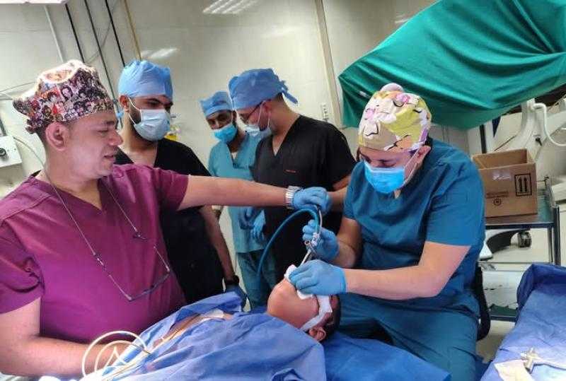 فريق طبي بمستشفيات جامعة أسيوط ينجح في إنقاذ طفل من إصابات خطيرة في الرأس بعد حادث سير مروع