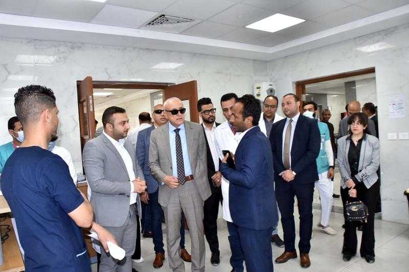 عمارة يتفقد مبنى مجمع الأقصر الطبي الدولي