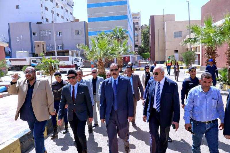 محافظ سوهاج يتابع استعدادات شركة مياه الشرب والصرف الصحى وجاهزية غرفة العمليات والطوارئ