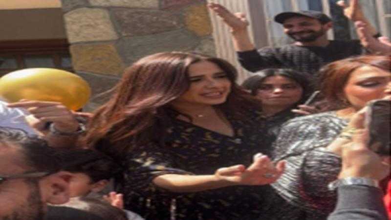 ياسمين عبدالعزيز تحتفل بانتهاء تصوير مسلسل وتقابل حبيب