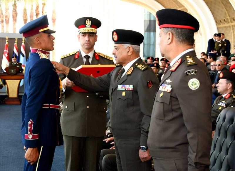 وزير الدفاع يشهد حفل انتهاء فترة الإعداد لطلبة الأكاديمية المصرية والكليات العسكرية