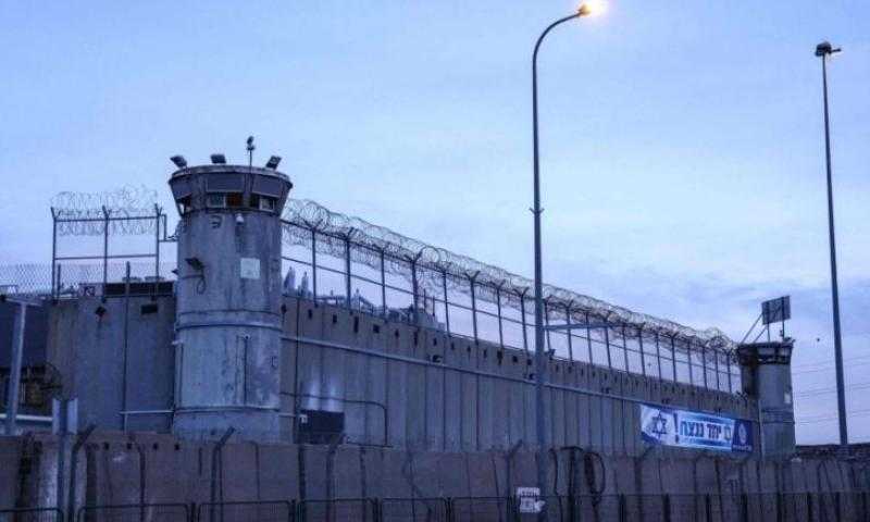 سلطات الاحتلال تنتقم من 15 أسيرا معزولا في “مجيدو” لقتلهم