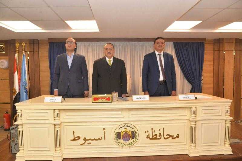 محافظ أسيوط يناقش استعداد المديريات الخدمية والهيئات وشركات المرافق والمراكز لاستقبال عيد الفطر المبارك