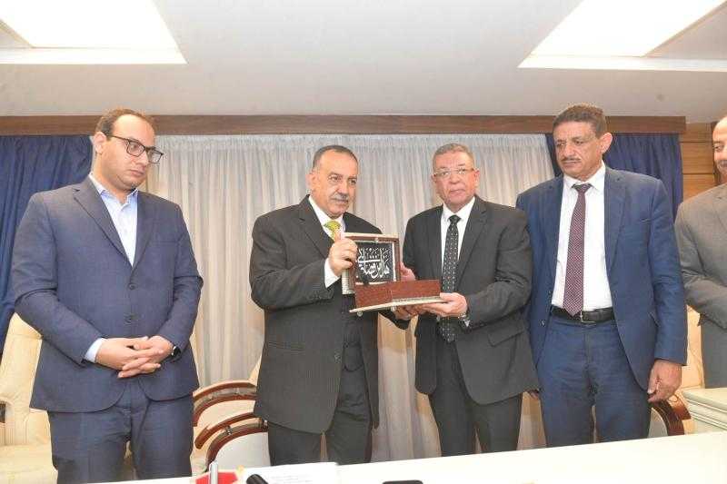 محافظ أسيوط يكرم رئيس مركز ومدينة أسيوط لبلوغه السن القانونية للمعاش