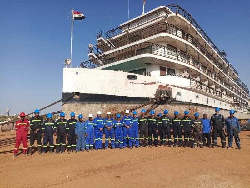 الشركة البورسعيدية للأعمال الهندسية والإنشاءات البحرية تتولى إصلاح الفندق العائم ”أوجيني”