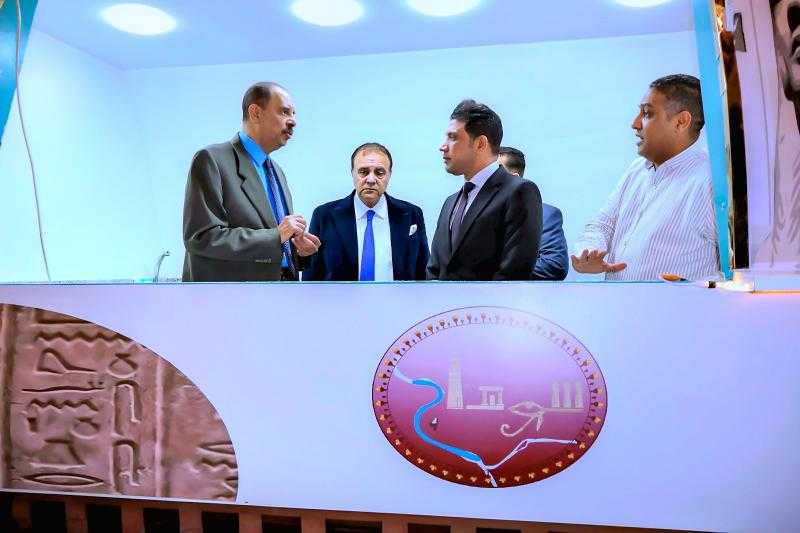 محافظ سوهاج يتفقد نموذج لعربة حضارية لخدمة المواطنين بالكورنيش الغربي