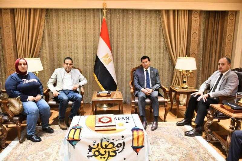 وزير الشباب والرياضة يستقبل أسرة لاعب الإسكواش محمد زكريا ويؤكد دعم الأبطال الرياضيين