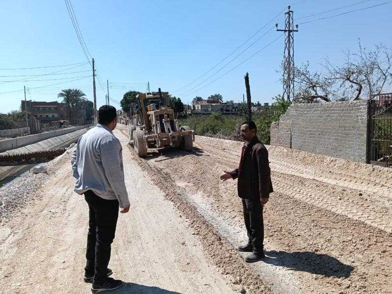 محافظ أسيوط: فرد التربة الزلطية وتوسعة بعدد من شوارع بقرية العونه بمركز ساحل سليم تمهيداً لرصفها