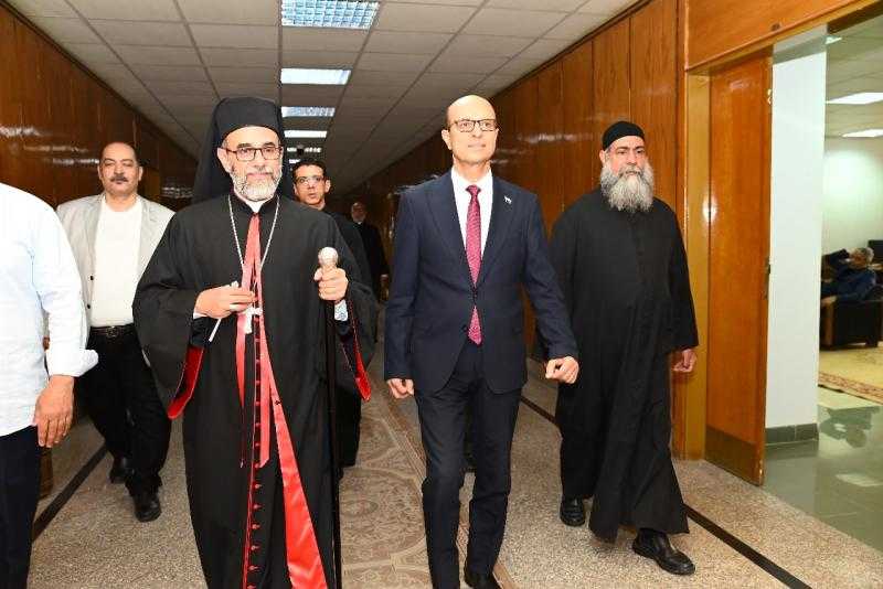 رئيس جامعة أسيوط يستقبل الأنبا دانيال لطفي ووفد مطرانية الأقباط الكاثوليك للتهنئة بعيد الفطر المبارك