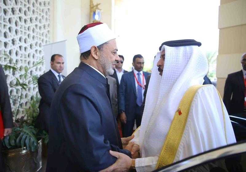 ملك البحرين يجري اتصالاً هاتفيا بشيخ الأزهر للاطمئنان علي صحته ويدعو له بالشفاء العاجل