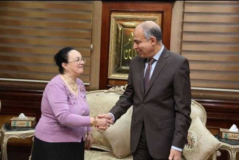 محافظ المنيا يستقبل الفائزة بلقب الأم المثالية ويؤكد: الأم نبع العطاء ورمز التضحية