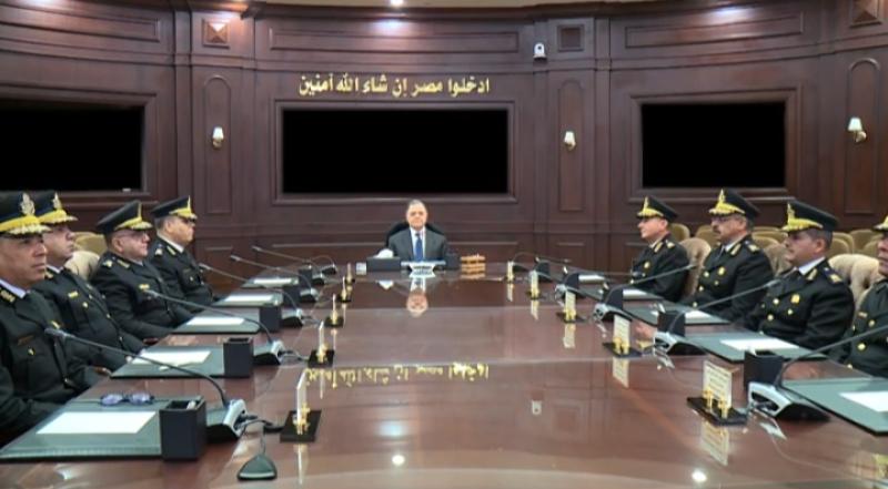 وزير الداخلية يعقد اجتماعا مع مساعديه 