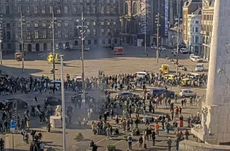 تجمعات في ساحة دام بأمستردام في أعقاب حادث الطعن