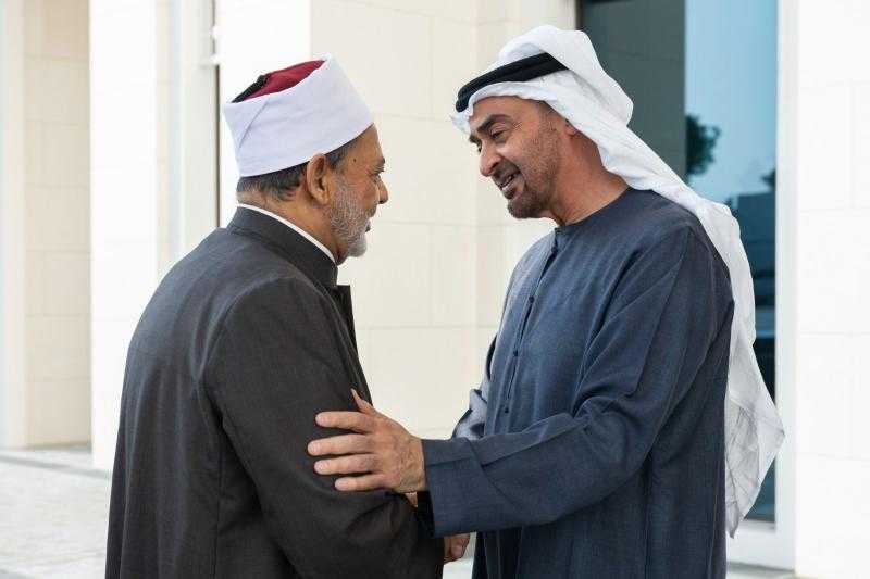 رئيس الإمارات يُجري اتصالًا هاتفيًّا بشيخ الأزهر للاطمئنان علي صحته ويهنئه بعيد الفطر المبارك