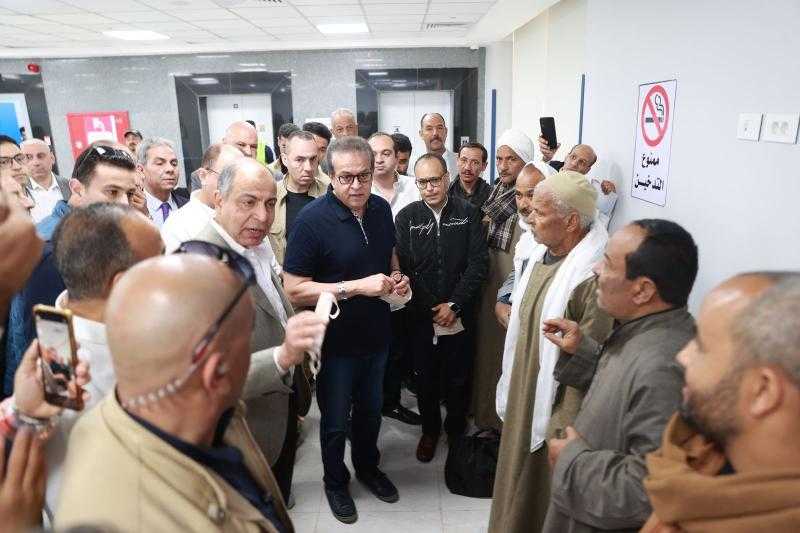 وزير الصحة يتخذ عددا من القرارات المهمة بناء على لقاءاته مع المواطنين خلال جولة بالمنيا