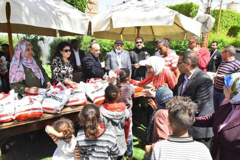 محافظ أسيوط يشهد توزيع 2000 شنطة ملابس جاهزة للأيتام والأسر الأولى بالرعاية بمناسبة عيد الفطر المبارك