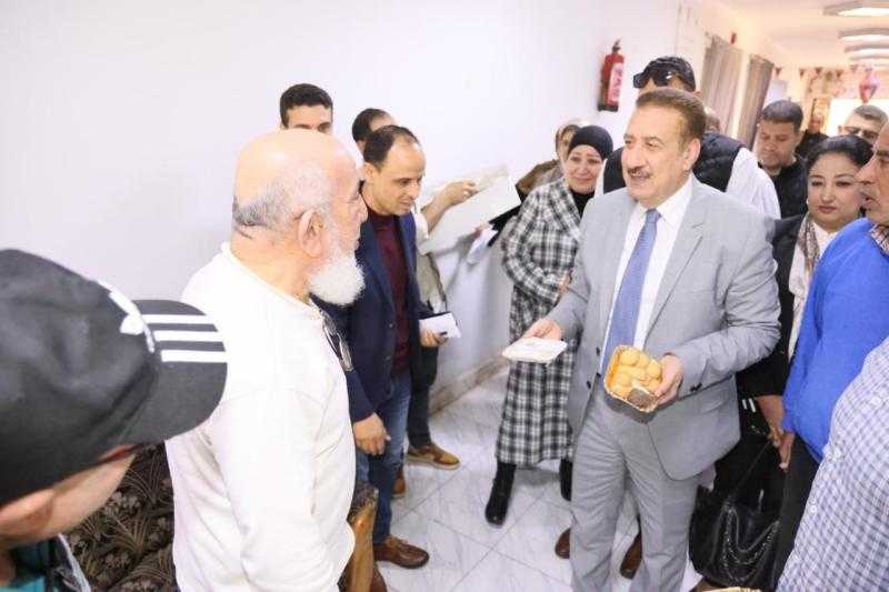 محافظ المنوفية يتفقد مستشفى الباطنة والمسنين بجنزور لتقديم كحك العيد والاطمئنان على مستوى الخدمات الطبية المقدمة للمرضى