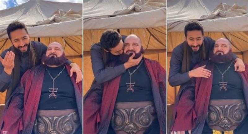 حمادة هلال يمازح خالد الصاوي في كواليس ”المداح 5”: دا حنين أوي