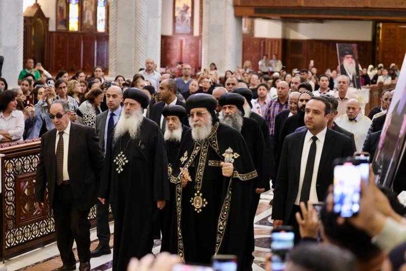وسط حزن الجميع.. البابا تواضروس يشهد صلوات تجنيز الأنبا باخوميوس