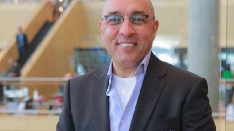 الدكتور والروائي عصام يوسف
