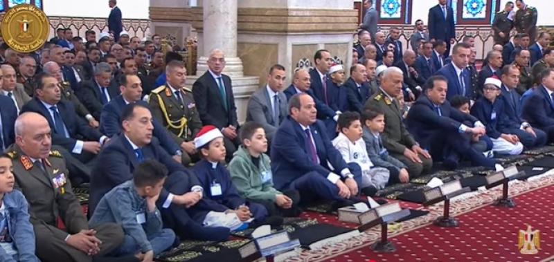 السيسي يؤدي صلاة عيد الفطر المبارك بمسجد المشير.. «فيديو»