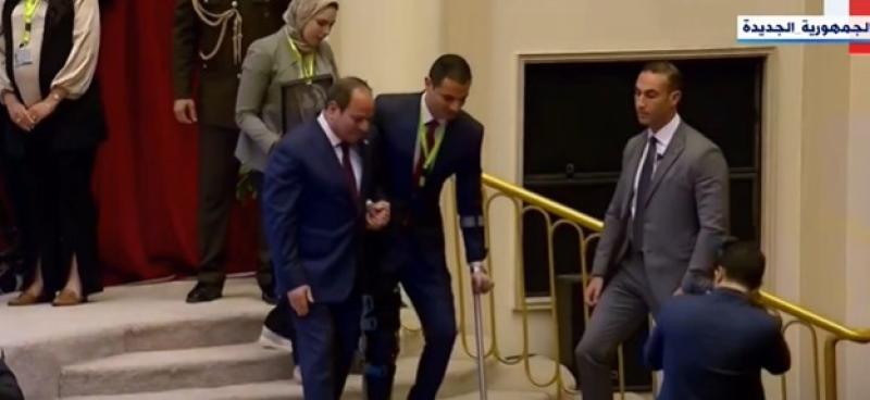 في لفتة إنسانية.. السيسي يساعد مصابي الشرطة في صعود المسرح خلال تكريمهم باحتفالية عيد الفطر.. «فيديو»